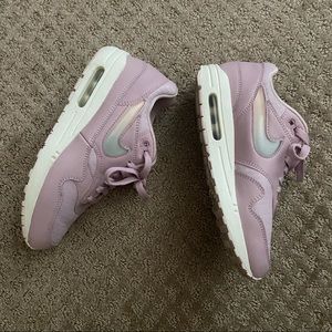 woman’s nike air max